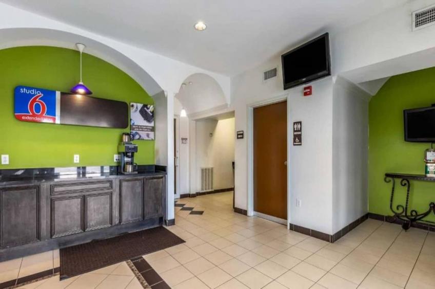 1 Queen Bed  Non-Smoking Kitchen - foto 20