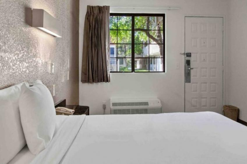 1 Queen Bed  Micfridge - foto 13