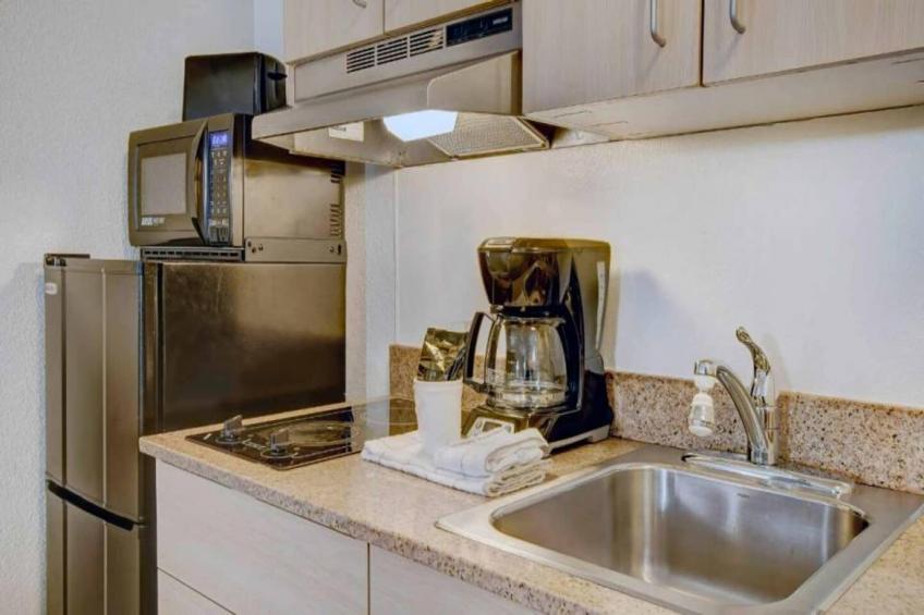 1 FULL BED  MOBILITY ACCESSIBLE TUB NON-SMOKING KITCHEN - foto 6