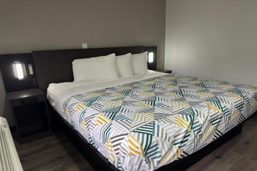 1 King Bed  Non-Smoking Micfridge - foto 11
