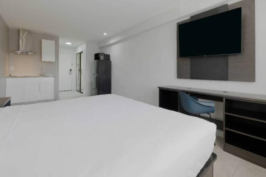 1 King Bed  Non-Smoking Kitchen - foto 6