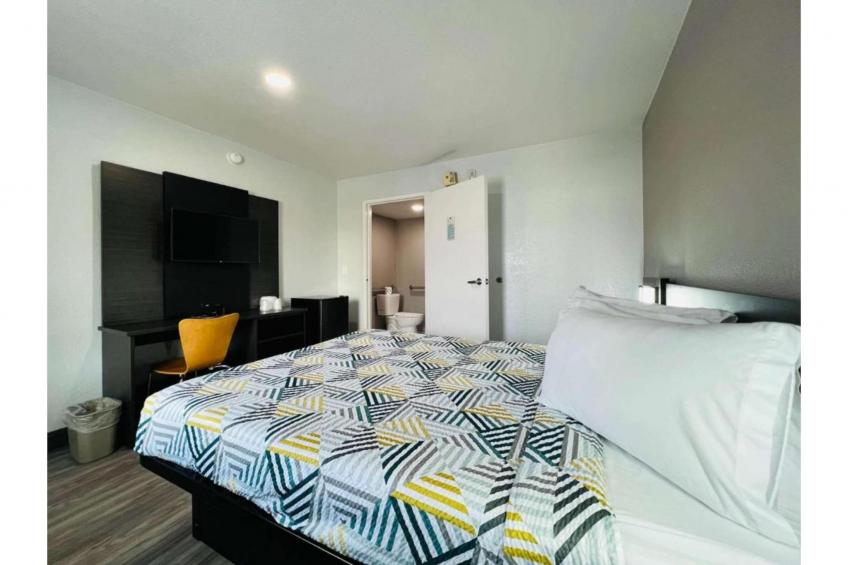1 Queen Bed  Mini Fridge - foto 17