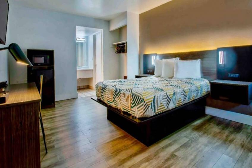 1 Queen Bed  Non-Smoking Micfridge - foto 17
