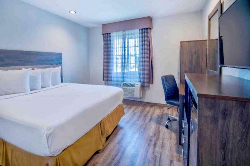 1 King Bed  Non-Smoking Kitchen - foto 15