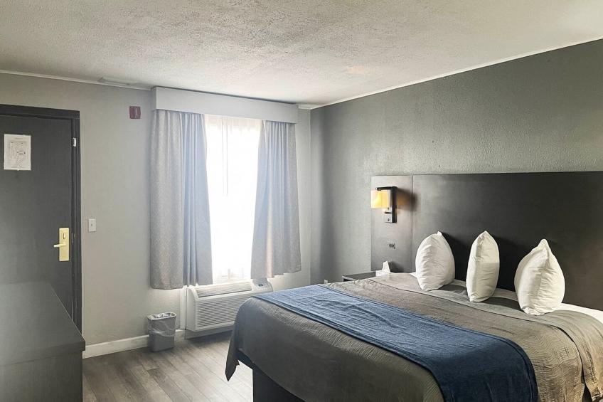 1 King Bed | Non-Smoking, Micfridge - foto 9
