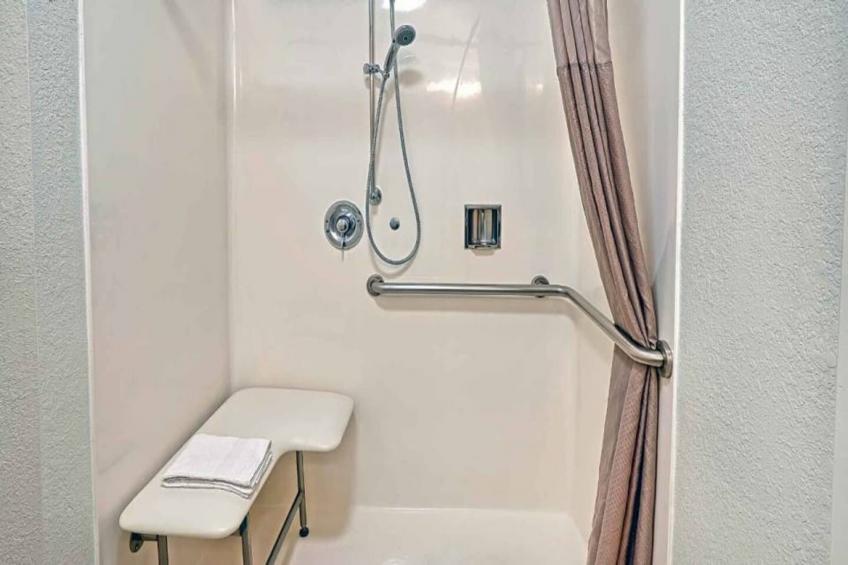2  Full Beds  ADA/Tub - foto 12