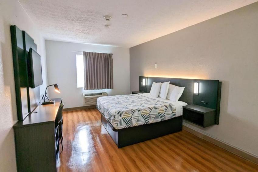1 Queen Bed  ADA/Tub/Micfridge - foto 17
