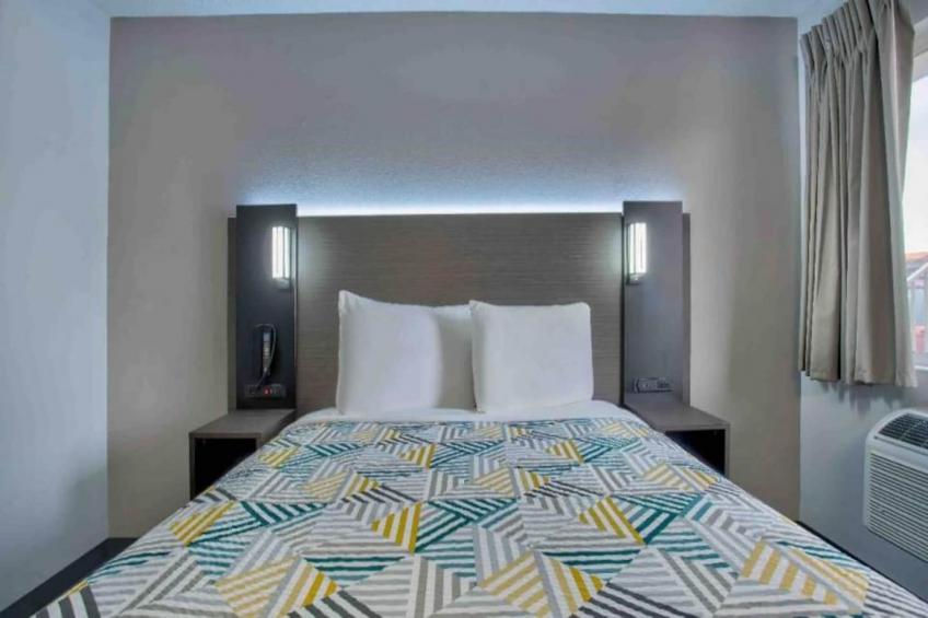 1 Queen Bed  Micfridge - foto 22