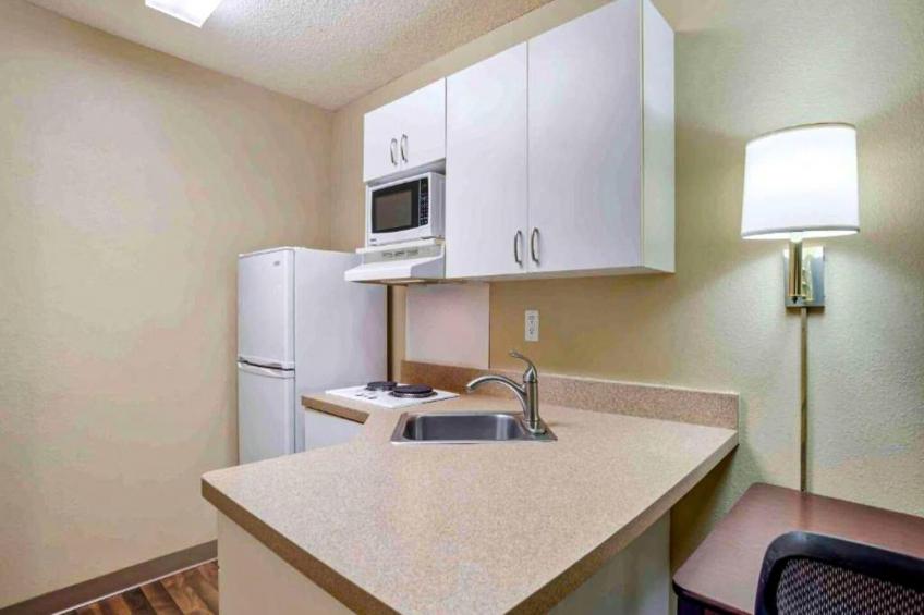 1 King Bed | Non-Smoking, Kitchen - foto 28