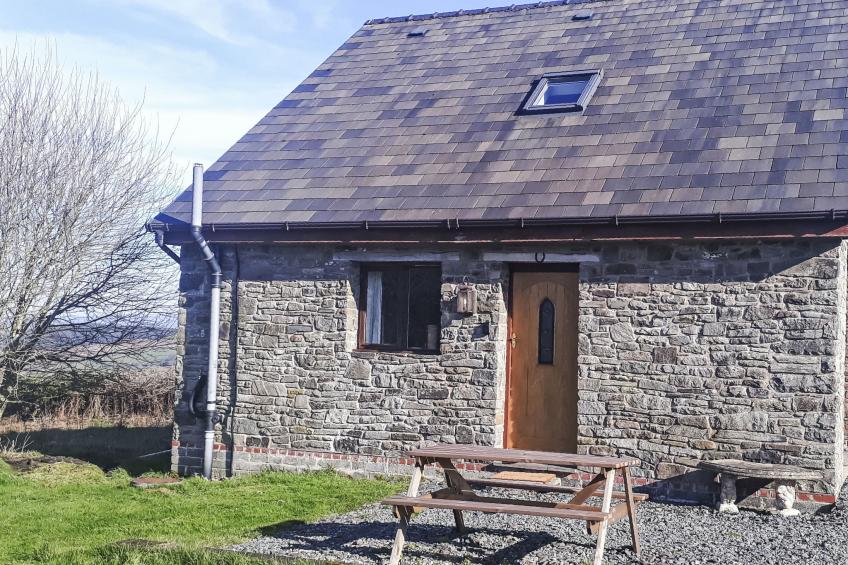 Haus in Crickadarn mit Parkplatz und Bergblick