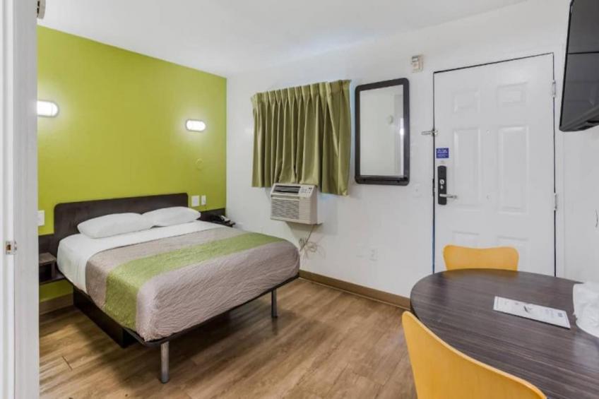 1 Queen Bed  ADA/RI Shower/Non-Smoking