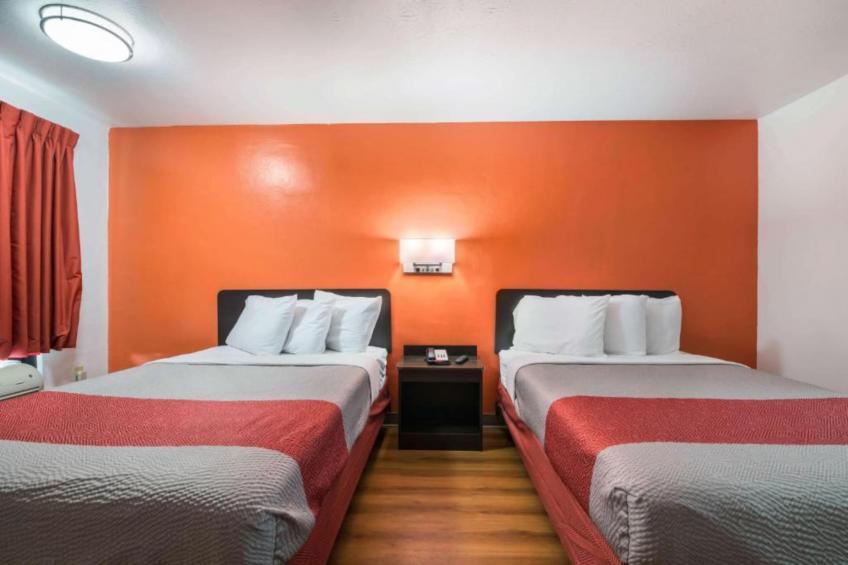 2 Full Beds  Non-Smoking Micfridge - foto 16