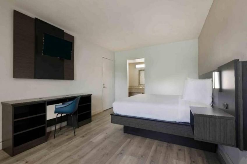 1 Queen Bed  Suite Non-Smoking Kitchen - foto 7