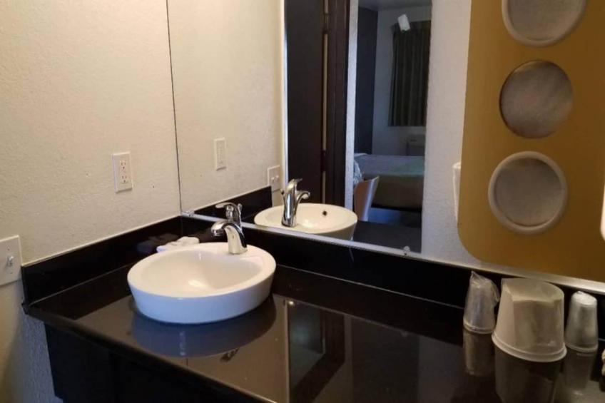 1 Queen Bed  Non-Smoking Kitchen - foto 25