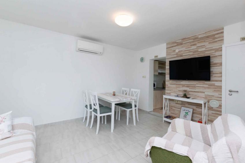 Holiday home with terrace and barbecue - BF-ZP6YR - foto 13