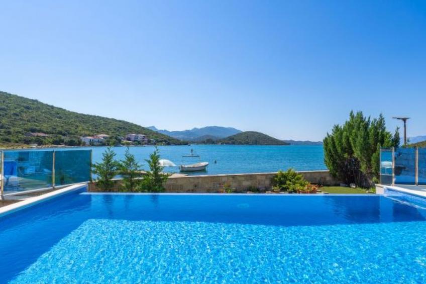 Beachfront Apartment house Hon with pool