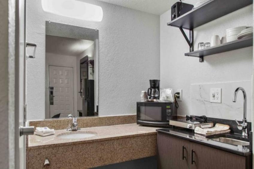 1 Queen Bed  Non-Smoking Kitchen - foto 14