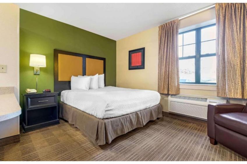 1 King Bed | Non-Smoking, Kitchen, Shower - foto 15