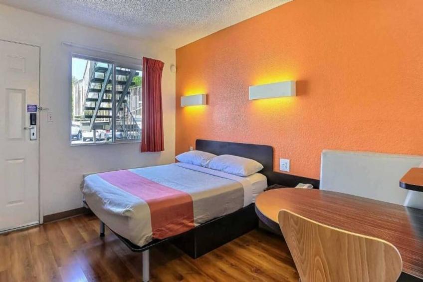 1 Queen Bed  Mini Fridge - foto 8