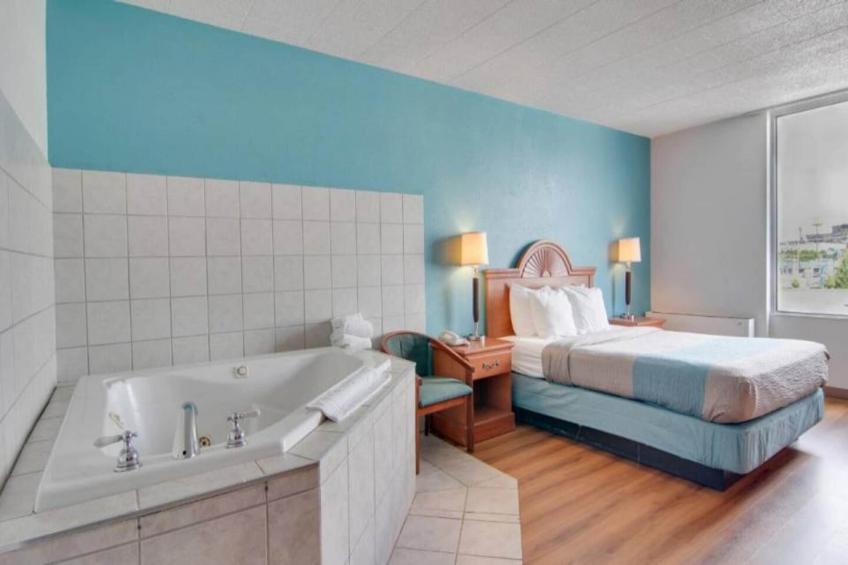 1 Queen Bed  Non-Smoking Hot Tub - foto 4