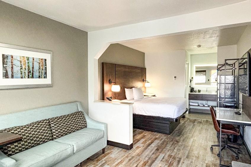 1 King Bed | Non-Smoking, Micfridge - foto 5