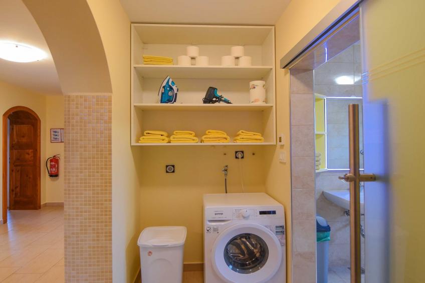 Cozy Luxe Holiday Home with Natural Thermal Bath - Seven Bedroom Holiday Home - foto 27