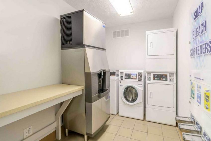 1 Queen Bed  Renovated Mini Fridge - foto 16