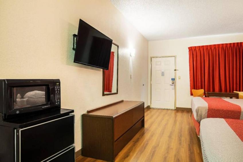 2 Queen Beds  Smoking Micfridge - foto 12