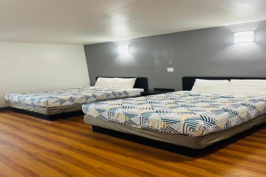 2 Full Beds  Non-Smoking Micfridge - foto 11