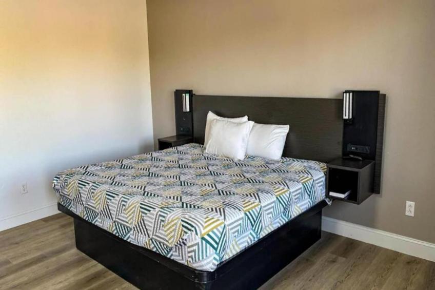 1 King Bed  Non-Smoking Micfridge - foto 2