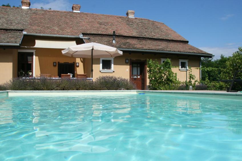 Hütte mit Garten, Grill und Terrasse