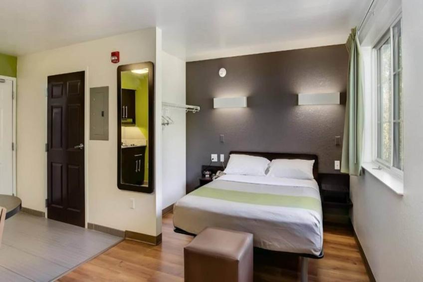 1 QUEEN BED  MOBILITY ACCESSIBLE TUB NON-SMOKING - foto 18