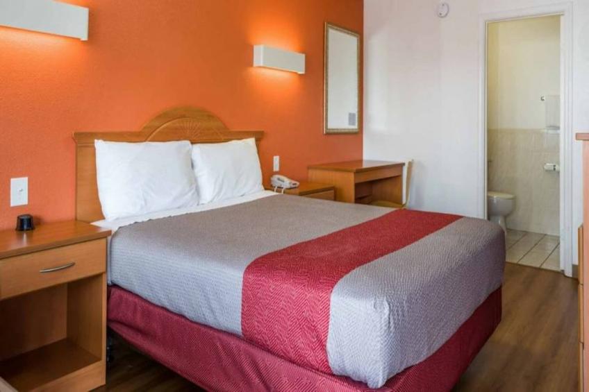 1 King Bed  Non-Smoking - foto 17