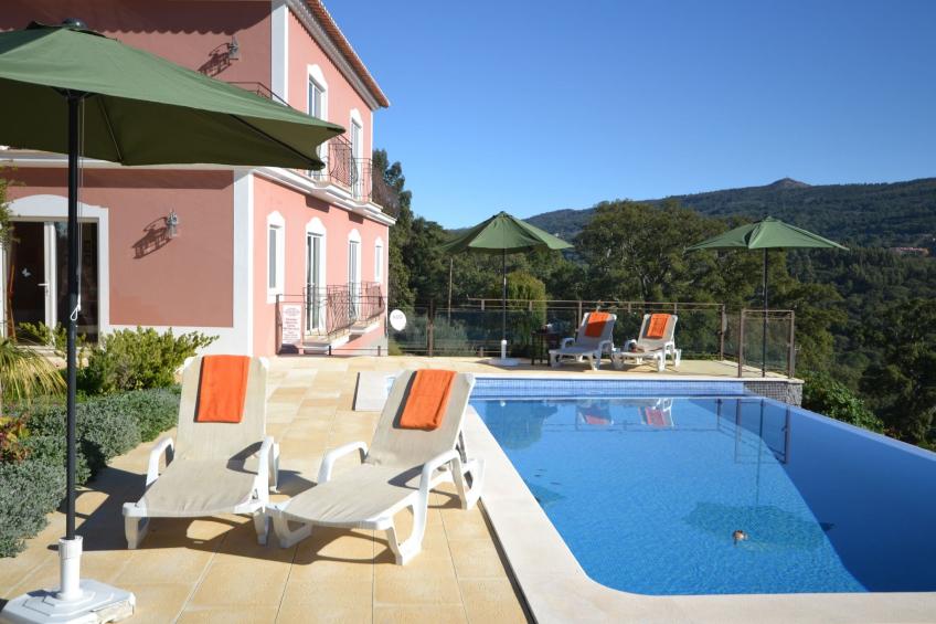 Luxuriöse Privatvilla mit Infinity-Pool