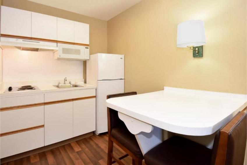 1 Queen Bed  ADA\/RI Shower\/Non-Smoking\/Kitchen - foto 7