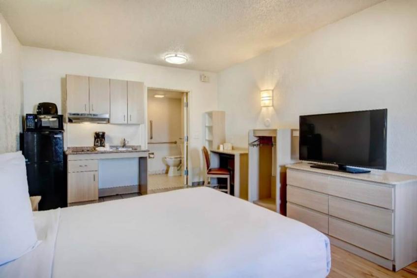 1 FULL BED  MOBILITY ACCESSIBLE TUB NON-SMOKING KITCHEN - foto 16
