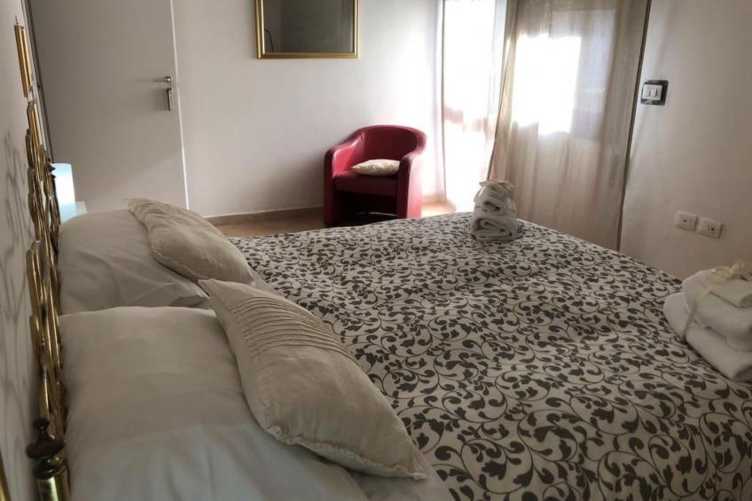 Geräumige und helle Wohnung in Mehrfamilienhaus mit Aufzug - foto 2