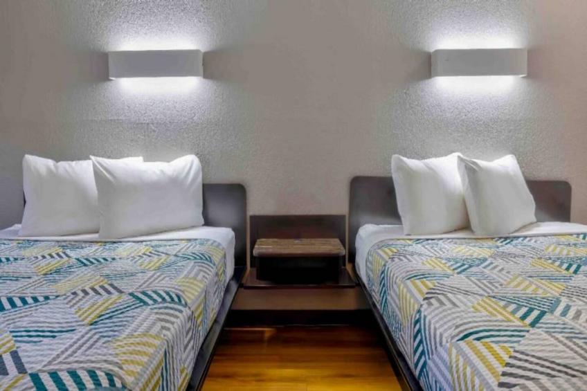2 Queen Beds  Non-Smoking Micfridge - foto 21