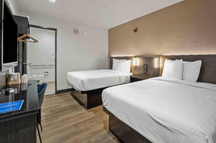 2 Full Beds  ADA/RI Shower/Micfridge - foto 17