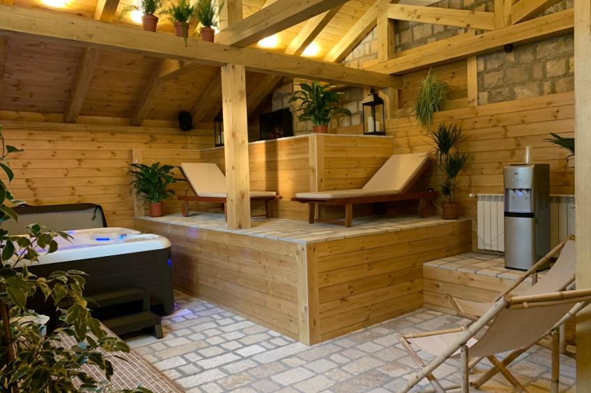 Die Ski-Suite hat ein Schlafzimmer und ein kleines Wohnzimmer ohne Küche. - foto 3