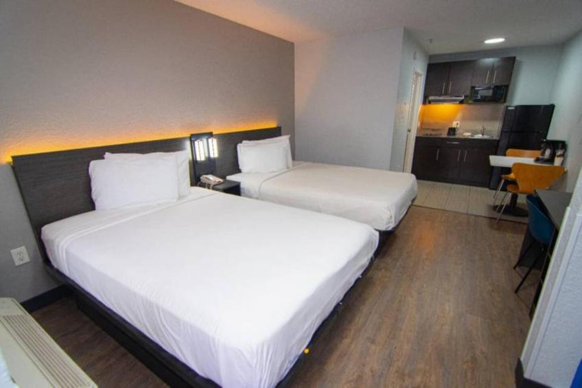 2 Queen Beds  ADA/Roll-In Shower Nsmk - foto 17