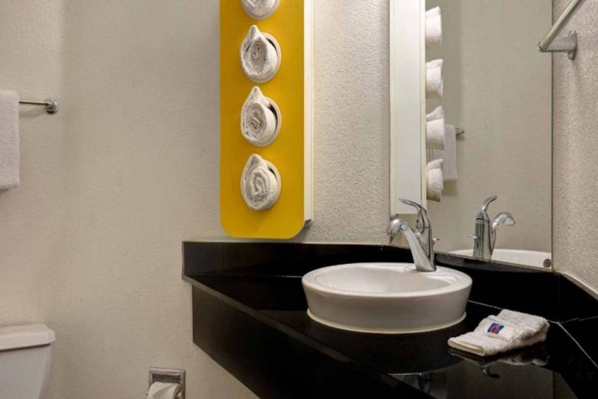 1 Queen Bed  ADA/Tub - foto 13