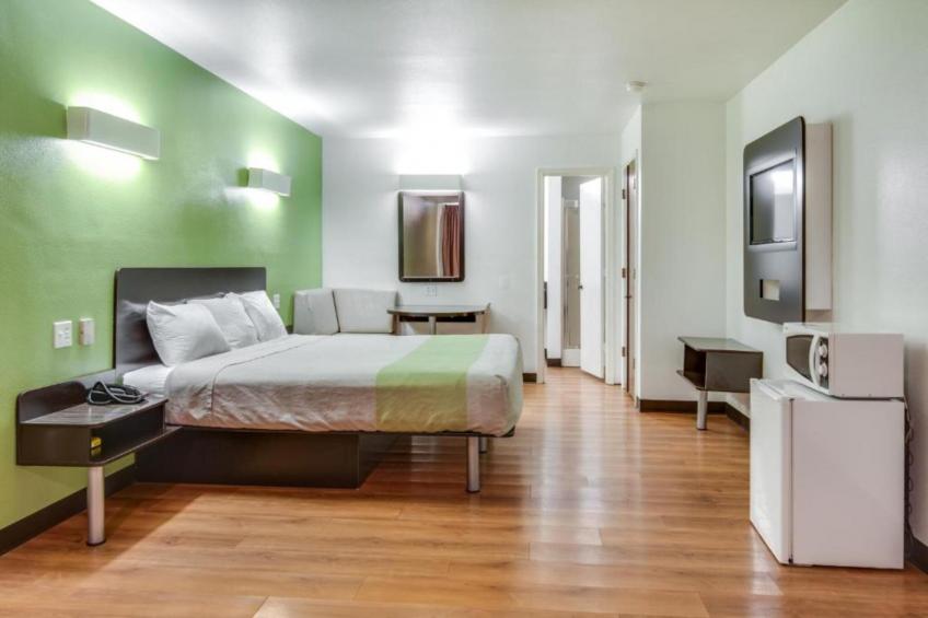 1 King Bed  Non-Smoking Kitchen Sofa - foto 7