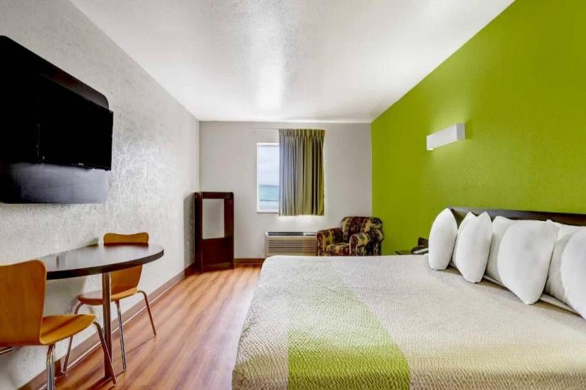 1 King Bed  Non-Smoking Micfridge - foto 10