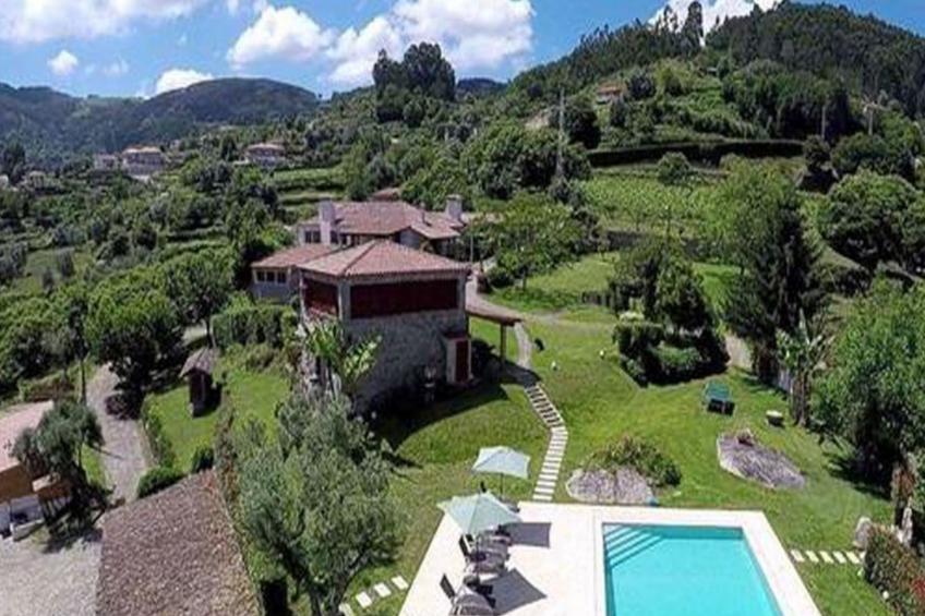 Fabelhafter Pool in einer atemberaubenden Landschaft