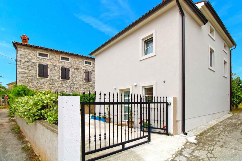 Holiday home with large terrace and barbecue - BF-3B3YF
