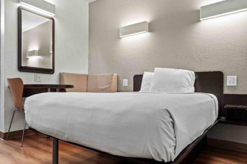 1 Queen Bed  Non-Smoking Kitchen - foto 24
