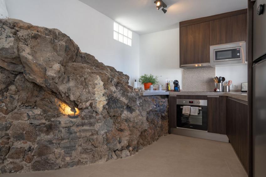 Spektakuläre Höhle mit zwei großen Terrassen am Meer - foto 16