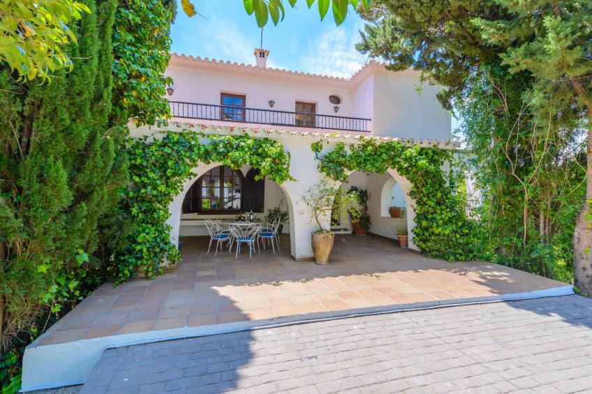 Privates Schwimmbad mit Grill und Feuerstelle