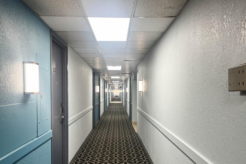 1 Queen Bed | Non-Smoking, Micfridge - foto 14
